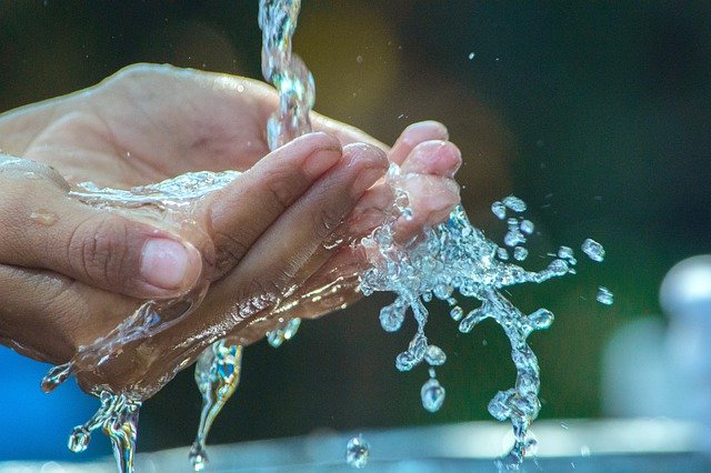 Se esta normalizando el servicio de agua en Usme Paulatinamente se ha normalizado el servicio de agua en la localidad de Usme, los habitantes de algunos sectores ya cuentan con agua en sus hogares y locales comerciales. El Acueducto de Bogotá continua trabajando para abastecer las zonas que faltan.