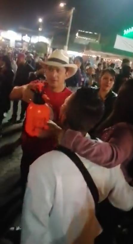 Alcalde de Soacha ofreció excusas por polémica en evento público Tras la polémica que se desató por la publicación de un video donde se ve al alcalde de Soacha, Juan Carlos Saldarriaga, en un evento público repartiendo aguardiente y sin tapabocas, el funcionario salió a ofrecer excusas y argumentó su actuar.