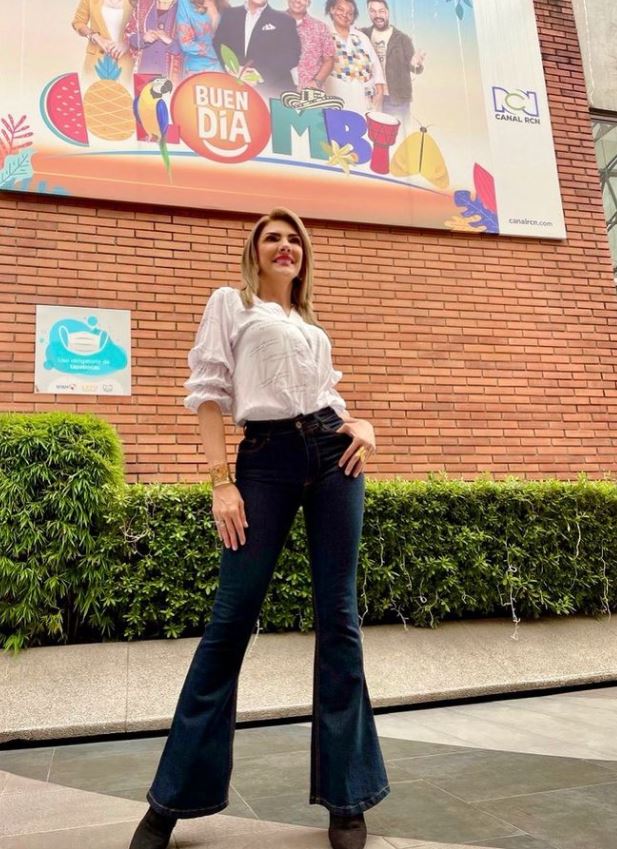 ¡Otra vez! Hackean a Ana Karina Soto y divulgan videos íntimos 1 ¡Otra vez! Hackean a Ana Karina Soto y divulgan videos íntimos De nuevo, como había sucedido años atrás, en 2008, están rodando en redes sociales videos íntimos de Ana Karina Soto. La presentadora denunció públicamente que las cámaras de seguridad de su casa fueron hackeadas y está sufriendo ciberacoso por la difusión de videos íntimos.