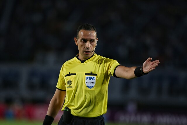 Polémica por los 'bajos' salarios que ganan los árbitros en Colombia De acuerdo al reconocido analista arbitral José Borda, los árbitros de la Liga Colombiana pasarán a recibir un 7% más en 2022, respecto a sus ingresos del año anterior. 