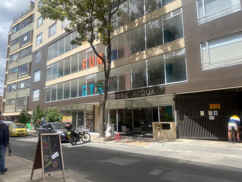 Asesinó a su pareja y luego se lanzó del piso 20 del edificio Intentando disimular la voz temblorosa que provenía de sus cuerdas vocales, Yeison Andrés Quintero Agudelo tomó el citófono ayer y llamó a la recepción. Le pidió al vigilante que por favor le abriera la terraza ubicada en el piso 20 del edificio y colgó.
