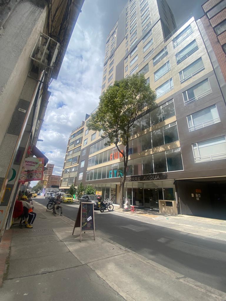 Asesinó a su pareja y luego se lanzó del piso 20 del edificio Intentando disimular la voz temblorosa que provenía de sus cuerdas vocales, Yeison Andrés Quintero Agudelo tomó el citófono ayer y llamó a la recepción. Le pidió al vigilante que por favor le abriera la terraza ubicada en el piso 20 del edificio y colgó.