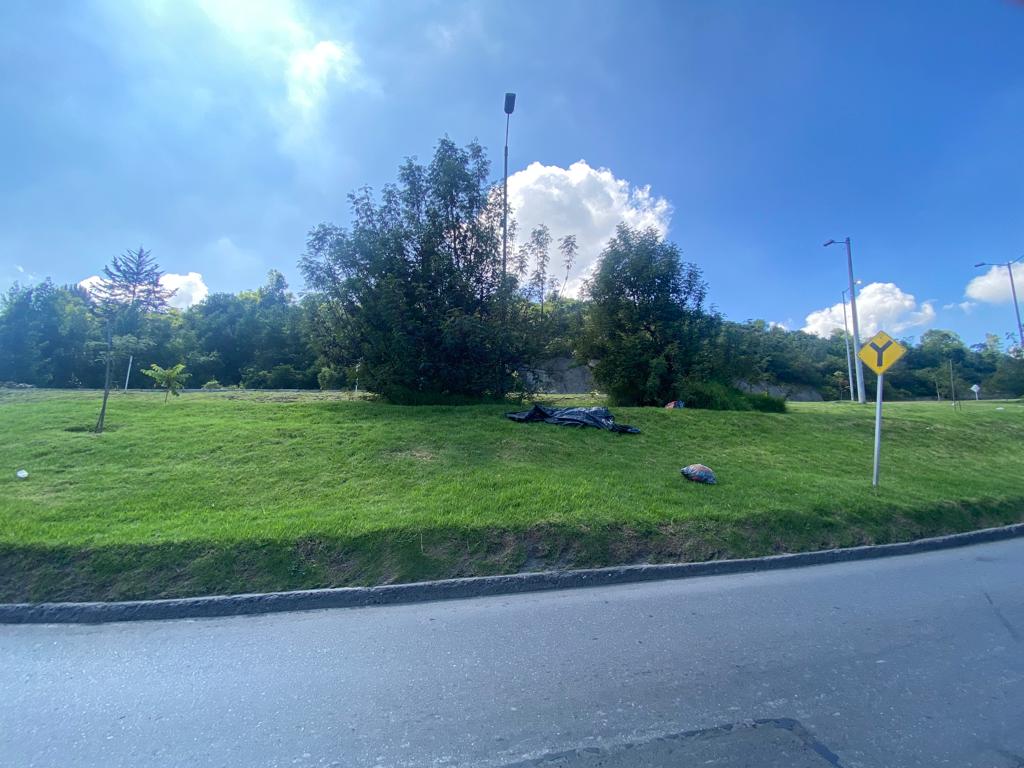 Asesinado con el pico de una botella en el separador Luis Alberto Gil Gómez llevaba aproximadamente 24 horas muerto en el separador de la Calle 170 con Carrera 78, a la altura de San José de Bavaria (en Suba), sin que nadie se percatara de su cadáver.