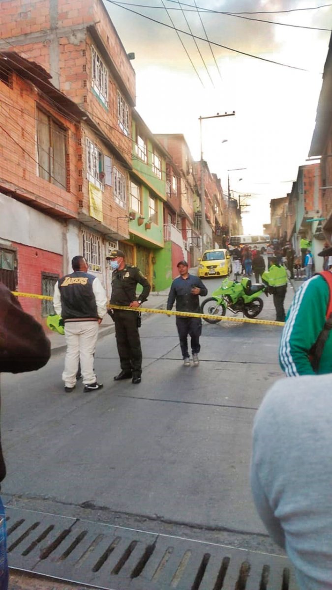 Balean a taxista frente a su hija Por las ventanas que se encontraban abajo de la parte delantera del taxi que manejaba Nelson Adrián Caicedo Robayo, ingresaron las balas que terminaron con la vida de este taxista a pocos metros de su casa y delante de su hija, quien en ese momento se estaba bajando del vehículo para ingresar a la vivienda.
