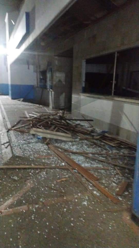 Toque de queda en Arauca tras ataque terrorista En Arauca la tranquilidad en el 2022 no llega. Luego de la muerte de 33 personas por enfrentamientos entre el Eln y las disidencias de las Farc, ese departamento presenció en la noche de este miércoles 19 de enero un carrobomba que dejó una persona muerta y 20 más heridas.