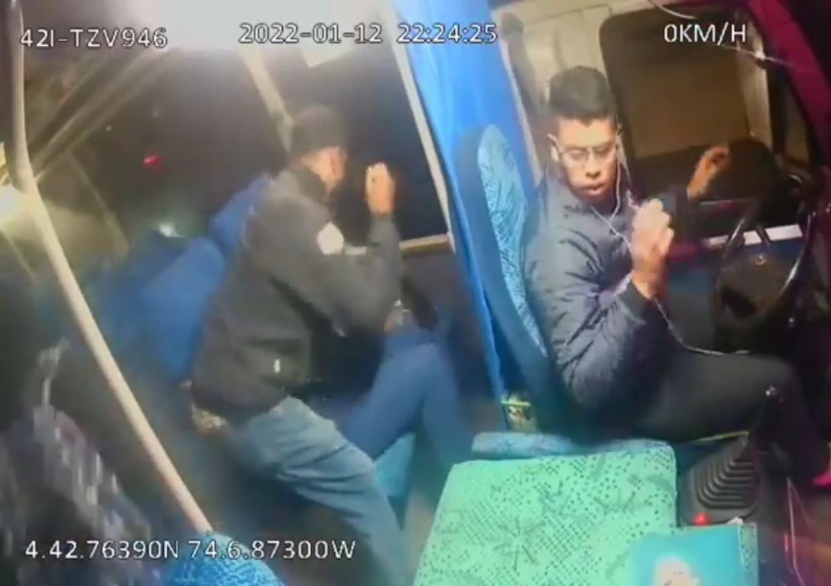 EN VIDEO: Atraco masivo a un bus por la Calle 80 En las redes sociales se ha hecho viral el video de los momentos aterradores que vivieron pasajeros de un bus cuando se movilizaban por la Calle 80 en la noche del pasado miércoles.