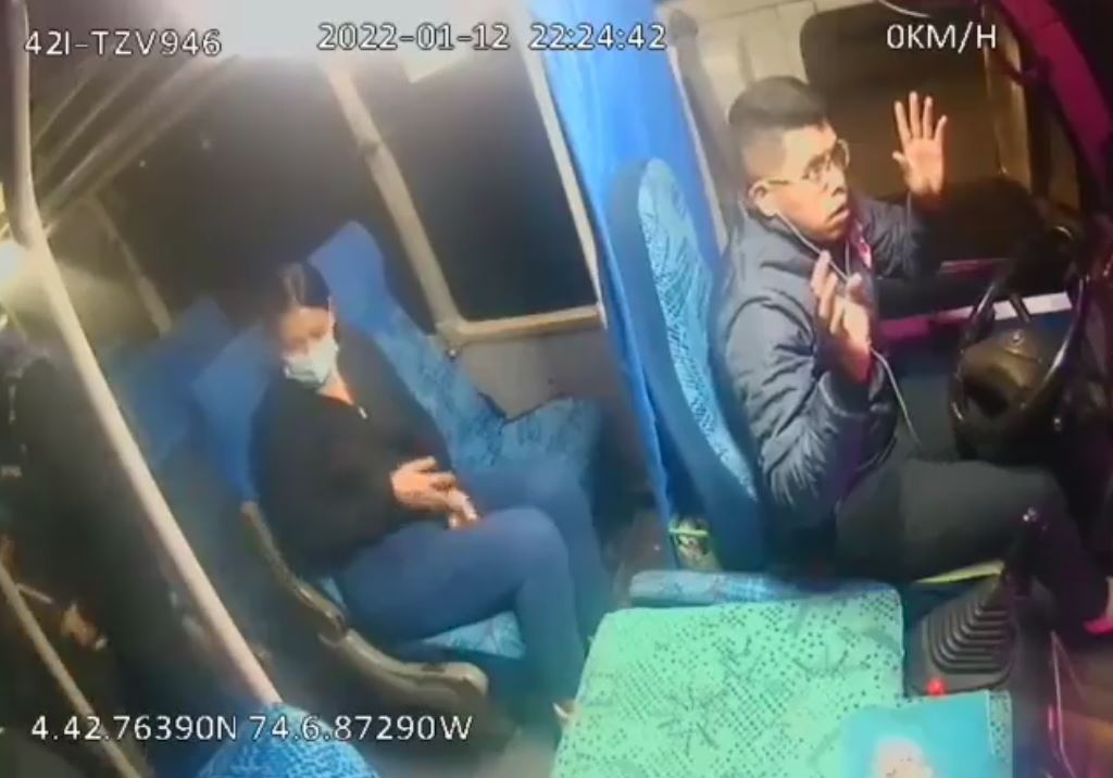 EN VIDEO: Atraco masivo a un bus por la Calle 80 En las redes sociales se ha hecho viral el video de los momentos aterradores que vivieron pasajeros de un bus cuando se movilizaban por la Calle 80 en la noche del pasado miércoles.