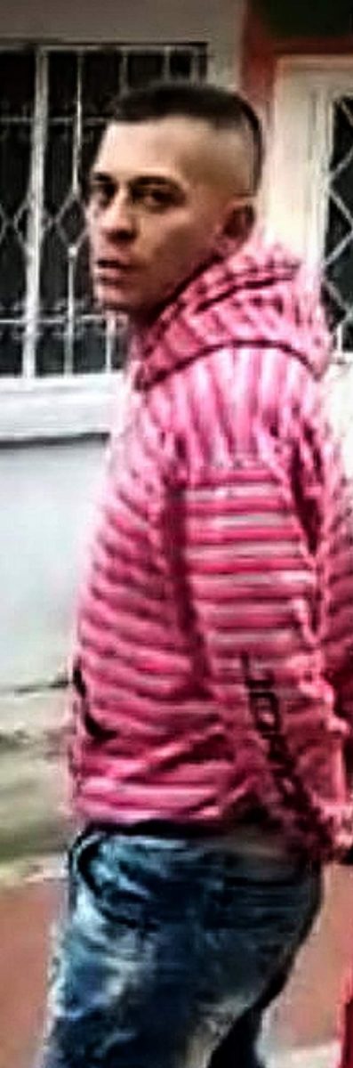 Linchan a Wílmar en La Aurora Frente a una casa roja aledaña a un reconocido parque del barrio La Aurora, en Usme, quedó tendido un vecino (también reconocido en este sector), muerto y con múltiples contusiones en todo su cuerpo. Eran las 11 de la noche del domingo y por más que algunos vecinos trataron de impedirlo, el joven de 32 años fue brutalmente apaleado hasta la muerte.