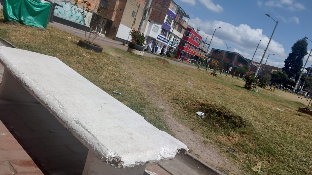 Linchan a Wílmar en La Aurora Frente a una casa roja aledaña a un reconocido parque del barrio La Aurora, en Usme, quedó tendido un vecino (también reconocido en este sector), muerto y con múltiples contusiones en todo su cuerpo. Eran las 11 de la noche del domingo y por más que algunos vecinos trataron de impedirlo, el joven de 32 años fue brutalmente apaleado hasta la muerte.