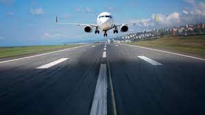 Cinco colombianos lograron salir de Ucrania en un avión hacia Ecuador El Ministerio de Relaciones Exteriores informó que este viernes fueron evacuados ocho colombianos de Ucrania, después de tomar la decisión de salir de ese territorio a raíz de los ataques militares que ha recibido ese país por parte de Rusia.