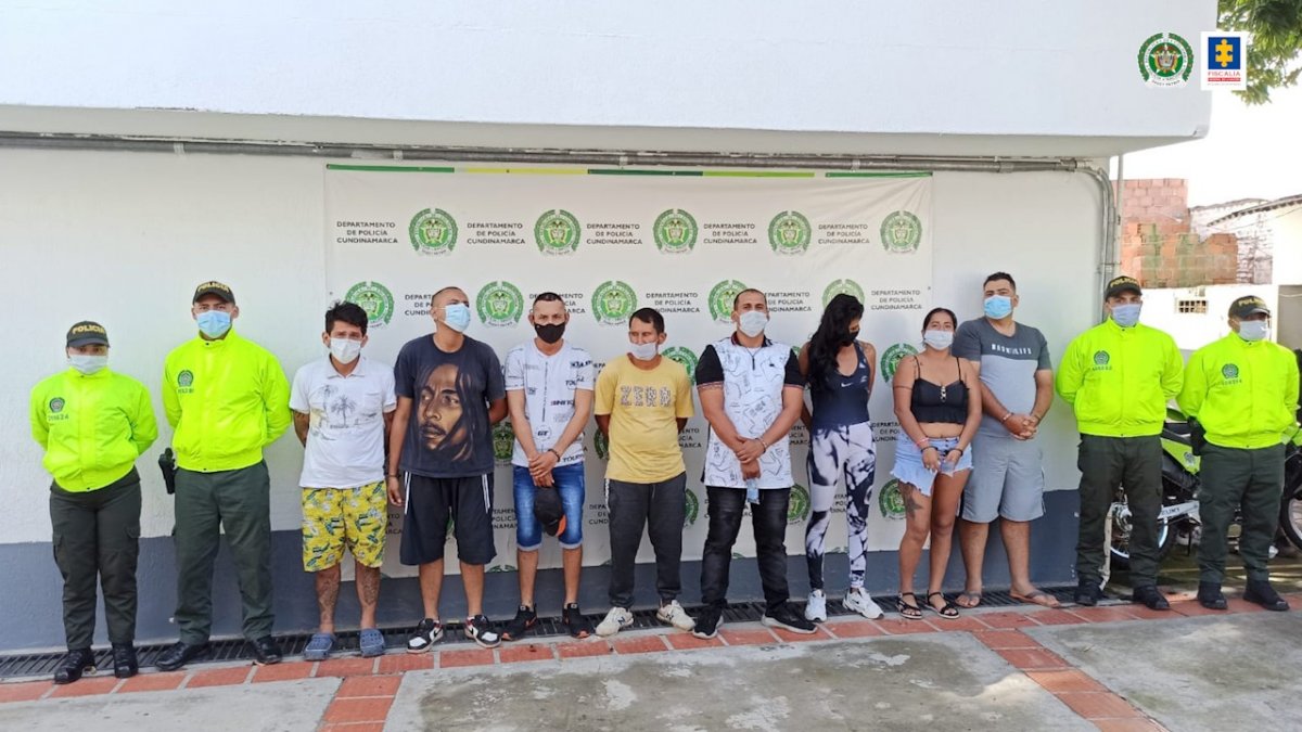 Golpe a bandas criminales dedicadas al microtráfico en Cundinamarca 4 Golpe a bandas criminales dedicadas al microtráfico en Cundinamarca En las últimas horas, la Fiscalía General de la Nación de la Seccional Cundinamarca informó que a través de la Policía Judicial Sijín y el CTI se logró dar un tremendo golpe a cuatro organizaciones delictivas dedicadas a la venta de drogas durante los últimos 12 meses. De acuerdo con el reporte de las autoridades lo hacían en centros culturales y deportivos de varias poblaciones del departamento.