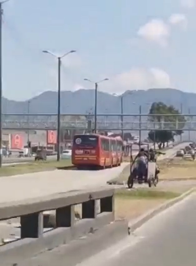 ¡Qué imprudencia! Llevan coche de bebé en mototaxi por el carril de TM 2 bicitaxi