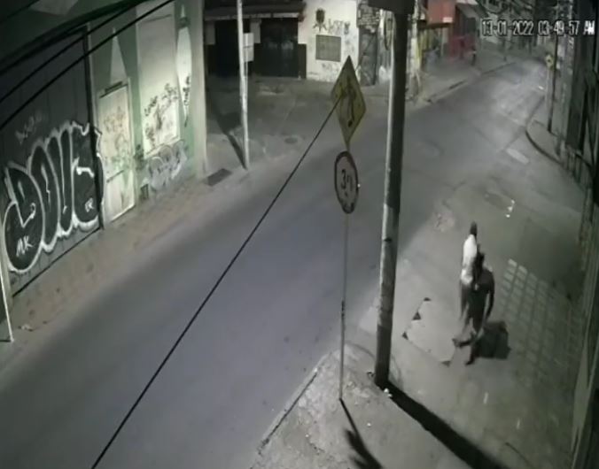 EN VIDEO: Brutal agresión con una piedra por robarlo en Bosa Un nuevo hecho de inseguridad quedó registrado en una cámara de seguridad del barrio Carlos Albán (Bosa), donde un ciudadano que caminaba por una calle del sector fue embestido por un delincuente por la espalda, que lo golpeó de forma brutal con una piedra por robarlo.