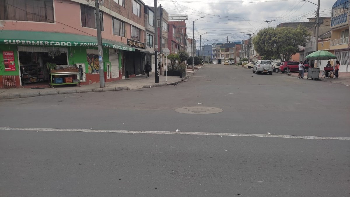 Misteriosa muerte de sujeto en vía del barrio Villa del Río Tendido bocarriba, con lago hemático en su cabeza y la ropa arrastrada, fue como los residentes del barrio Villa del Río (Bosa) hallaron a Jairo Andrés Roa García en la madrugada de ayer, sobre una calle desolada.