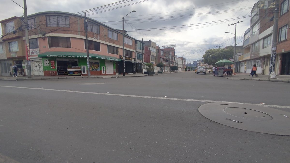 Misteriosa muerte de sujeto en vía del barrio Villa del Río Tendido bocarriba, con lago hemático en su cabeza y la ropa arrastrada, fue como los residentes del barrio Villa del Río (Bosa) hallaron a Jairo Andrés Roa García en la madrugada de ayer, sobre una calle desolada.