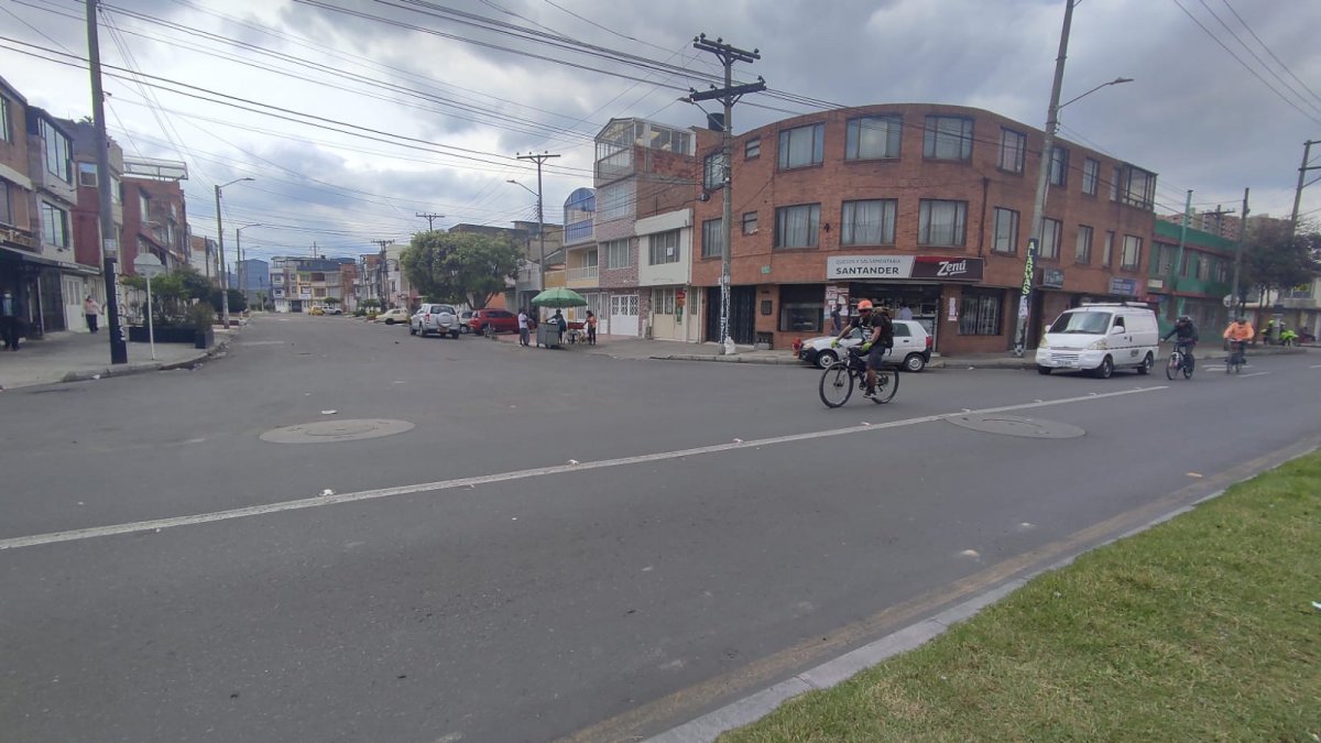 Misteriosa muerte de sujeto en vía del barrio Villa del Río Tendido bocarriba, con lago hemático en su cabeza y la ropa arrastrada, fue como los residentes del barrio Villa del Río (Bosa) hallaron a Jairo Andrés Roa García en la madrugada de ayer, sobre una calle desolada.
