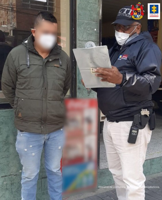 A la cárcel por engañar, robar y violar a una mujer en Bogotá La Fiscalía logró la judicialización de Diego Lizardo Arango, quien presuntamente sería responsable de haber accedido carnalmente y hurtado a una mujer en Bogotá, a la que contactó a través de redes sociales con la promesa de un empleo. De acuerdo con la entidad, este sujeto al parecer tiene nueve denuncias más por el mismo delito.
