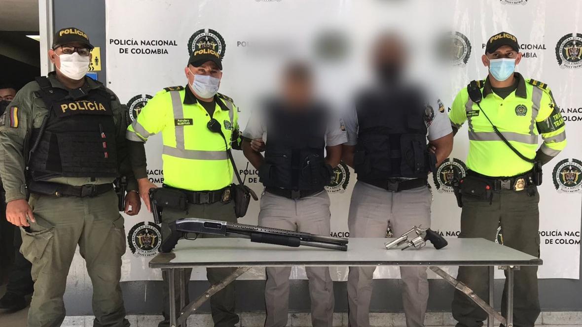 Caen guardas de seguridad tras robar carro de valores que custodiaban Las autoridades en Barranquilla confirmaron la captura de dos guardias de una empresa que habrían hecho parte de un robo al mismo carro de valores que estaban custodiando. De acuerdo con las autoridades, los hombres hurtaron el dinero y se lo entregaron a un tercero que se movilizaba en un vehículo particular.