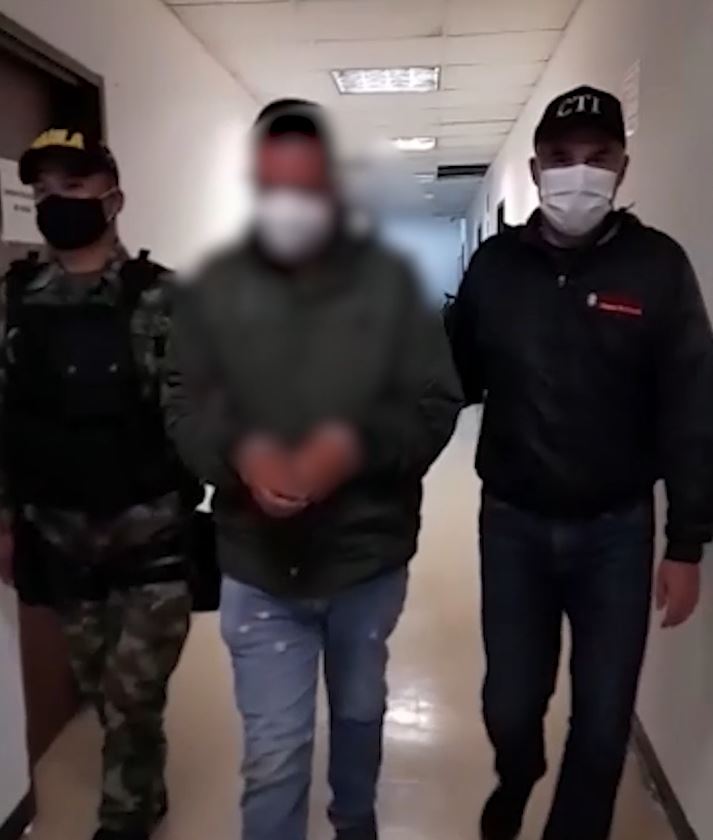 A la cárcel por engañar, robar y violar a una mujer en Bogotá 1 A la cárcel por engañar, robar y violar a una mujer en Bogotá La Fiscalía logró la judicialización de Diego Lizardo Arango, quien presuntamente sería responsable de haber accedido carnalmente y hurtado a una mujer en Bogotá, a la que contactó a través de redes sociales con la promesa de un empleo. De acuerdo con la entidad, este sujeto al parecer tiene nueve denuncias más por el mismo delito.