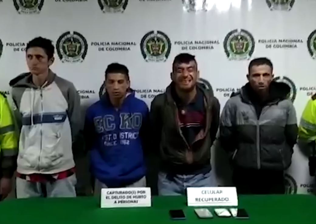 EN VIDEO: Descarado ladrón se burló tras ser capturado 1 EN VIDEO: Descarado ladrón se burló tras ser capturado En las últimas horas las autoridades informaron sobre la captura de cuatro delincuentes en la localidad de San Cristóbal, señalados de haber cometido un hurto en un bus del SITP, pero lo más insólito y descarado del caso es que uno de los pillos, tras ser capturado, se mostró sonriente y burlón.