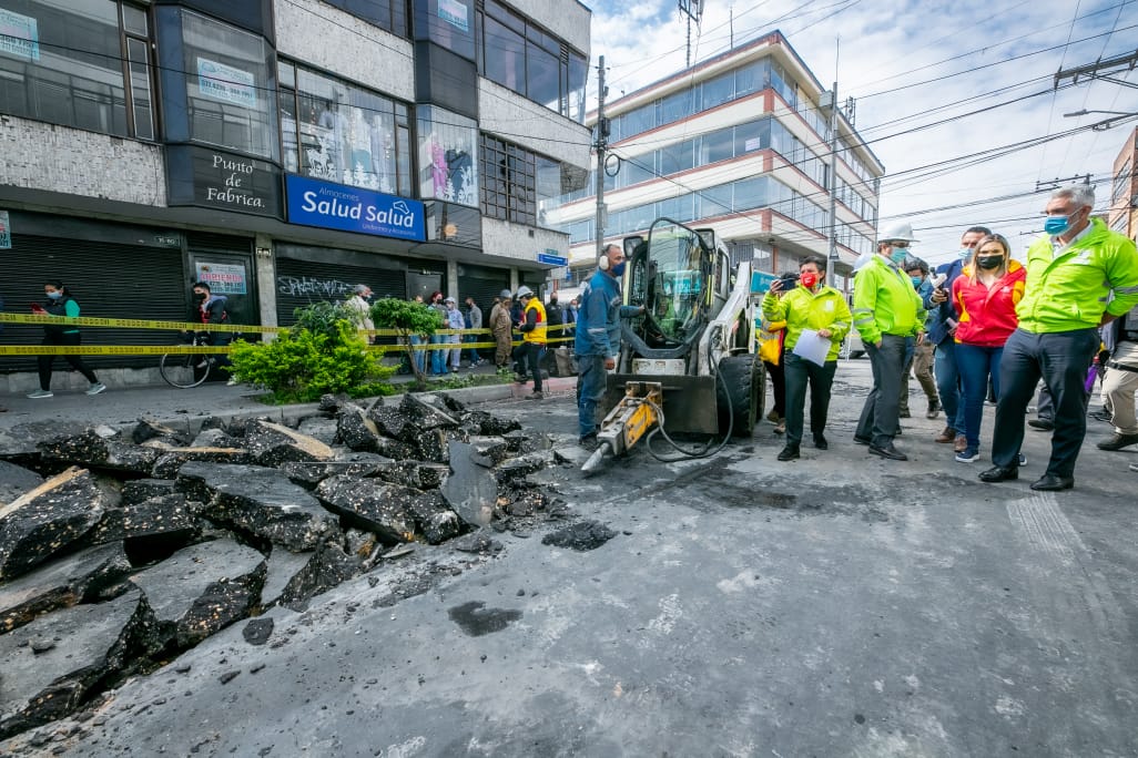 34.205 huecos han sido tapados en los últimos 12 días en Bogotá A toda marcha avanza en Bogotá el plan impulsado por la Alcaldía Mayor que busca tapar 56 mil huecos en la ciudad. En sus primeros 12 días ya son 34.205 huecos tapados, lo que ha permitido mejorar la movilidad en distintas vías de la capital.