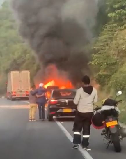 EN VIDEO: Carro se incendió en plena vía entre Bogotá y Girardot Un vehículo particular que transitaba por la vía entre Bogotá y Girardot en el alto de Canecas kilómetro 40, se incendió en la carretera al presentar una presunta falla mecánica. En el auto iban una pareja y su perro; todos afortunadamente resultaron ilesos. 