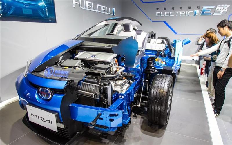 Este año Colombia le apunta a los carros con motor de hidrógeno Cada vez son más los esfuerzos por ayudar al medio ambiente y a su bolsillo. Este año empezarán en el país los primeros pilotos con carros con motor que funcionan con hidrógeno, los cuales entrarían a quedarse en el mercado automovilístico de Colombia.