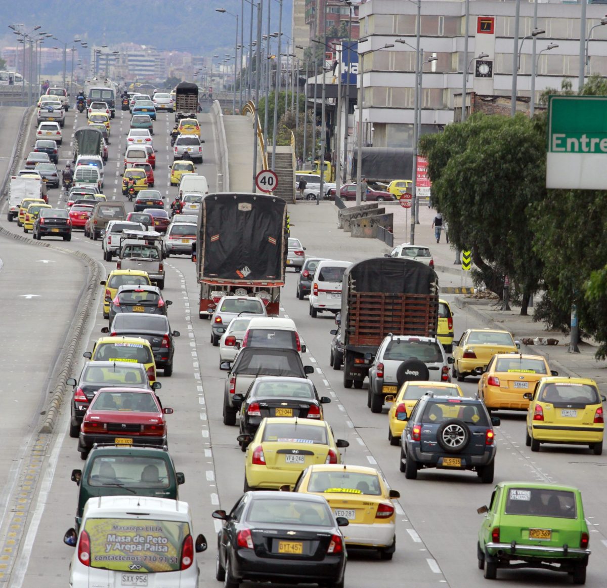 ¡Pilas! Ya inició el pico y placa de 15 horas al día en Bogotá Las numerosas obras de infraestructura vial que se están adelantando en Bogotá obligaron a la Alcaldía Mayor a tomar una medida mucho más restrictiva en la movilidad, que empieza a aplicar a partir de hoy, con un horario de 15 horas al día de pico y placa para los vehículos particulares.