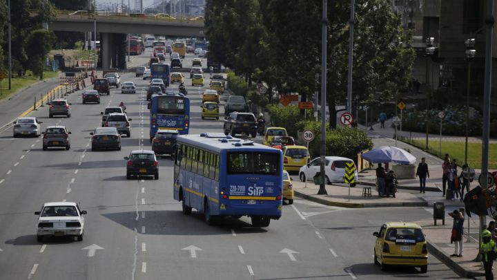 ¡Pilas! Ya inició el pico y placa de 15 horas al día en Bogotá Las numerosas obras de infraestructura vial que se están adelantando en Bogotá obligaron a la Alcaldía Mayor a tomar una medida mucho más restrictiva en la movilidad, que empieza a aplicar a partir de hoy, con un horario de 15 horas al día de pico y placa para los vehículos particulares.