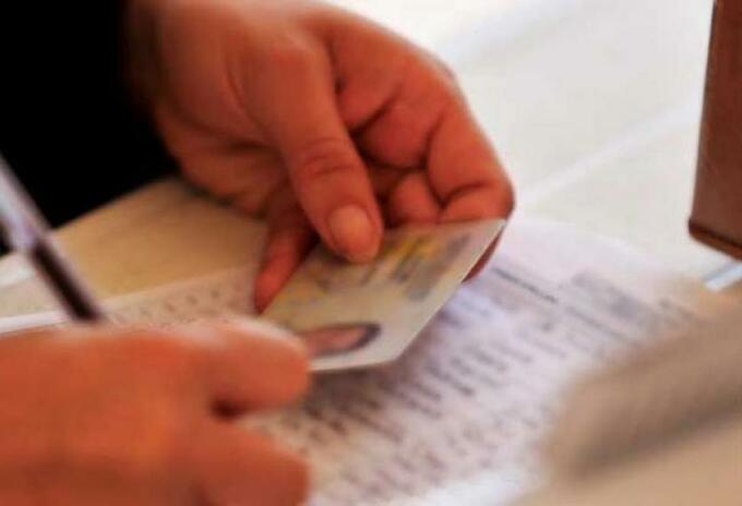 Colombianos podrán verificar si personas fallecidas están en el censo electoral La Registraduría Nacional informó que se habilitó una sección en la página web de la entidad, para que los colombianos reporten si hay personas fallecidas en el censo electoral y estén habilitados para votar, con lo cual se espera hacer la verificación de los documentos completos.