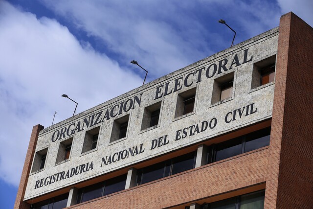 Colombianos podrán verificar si personas fallecidas están en el censo electoral La Registraduría Nacional informó que se habilitó una sección en la página web de la entidad, para que los colombianos reporten si hay personas fallecidas en el censo electoral y estén habilitados para votar, con lo cual se espera hacer la verificación de los documentos completos.