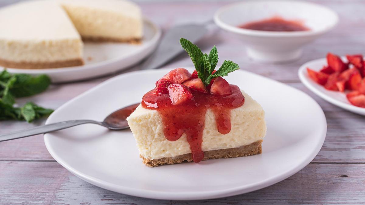 Cheesecake de fresa, una combinación ganadora Hay diversas formas para preparar el tan famoso cheesecake o torta de queso.