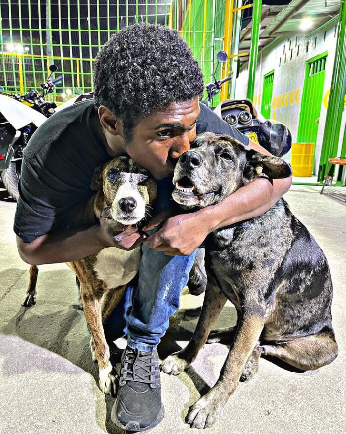 Así le ha cambiado la vida a 'Choco' luego de su video viral 2 Así le ha cambiado la vida a 'Choco' luego de su video viral El joven de 25 años conocido como 'Choco', quien deambula por las calles de Bucaramanga en compañía de sus perros, y se hizo viral en las redes sociales en los últimos días al ser grabado celebrándole el cumpleaños a una de sus mascotas. Desde ese momento en que se conoció su noble gesto, su vida empezó a dar un cambio inesperado, incluso hoy anunció que había sacado su cédula.