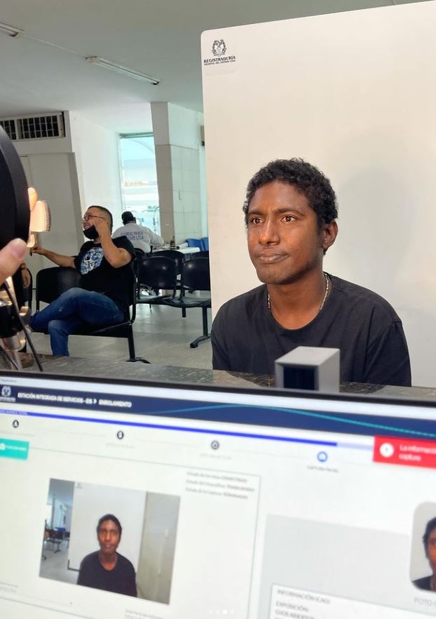 Así le ha cambiado la vida a 'Choco' luego de su video viral 3 Así le ha cambiado la vida a 'Choco' luego de su video viral El joven de 25 años conocido como 'Choco', quien deambula por las calles de Bucaramanga en compañía de sus perros, y se hizo viral en las redes sociales en los últimos días al ser grabado celebrándole el cumpleaños a una de sus mascotas. Desde ese momento en que se conoció su noble gesto, su vida empezó a dar un cambio inesperado, incluso hoy anunció que había sacado su cédula.