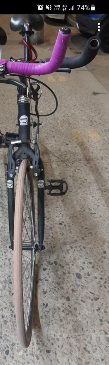 El drama de Michael por malditos ladrones en ciclorruta de Fontibón 3 El drama de Michael por malditos ladrones en ciclorruta de Fontibón La violencia en medio de los atracos en Bogotá cada vez es más insoportable. Esta semana conocimos el caso de un joven trabajador y padre de familia de 31 años, quien hoy está postrado en la cama de un hospital tras ser atacado por dos ladrones. Estos maleantes no contentos con quitarle sus pertenencias, entre ellas su bicicleta, le dejaron graves traumas en el rostro y la cabeza.