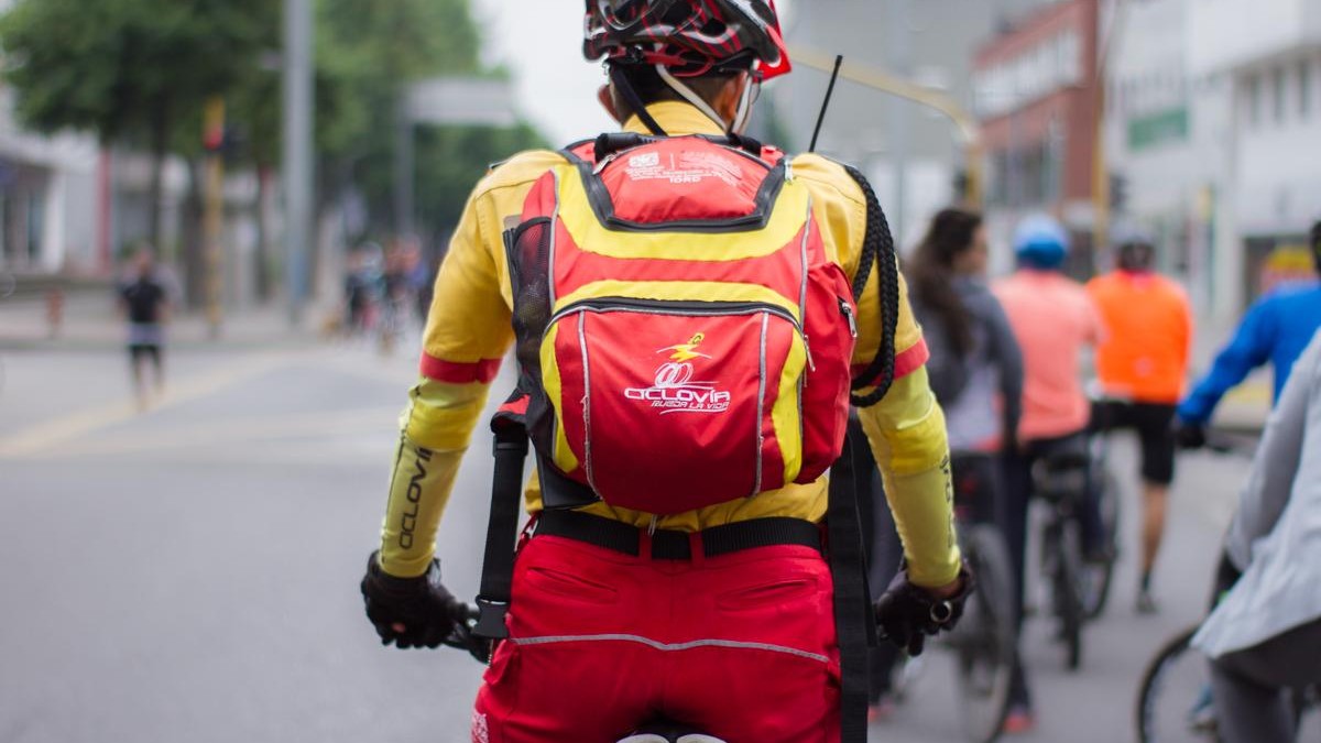¿Le gusta montar en bici? ¡Hay trabajo como guardián de la ciclovía! 1 ¿Le gusta montar en bici? ¡Hay trabajo como guardián de la ciclovía! El Instituto de Recreación y Deporte (IDRD) está realizando la convocatoria para quienes deseen trabajar como guardianes de la ciclovía. De acuerdo con la entidad, son cerca de un millón 500 mil personas las que acuden allí cada domingo para hacer algún tipo de actividad física.