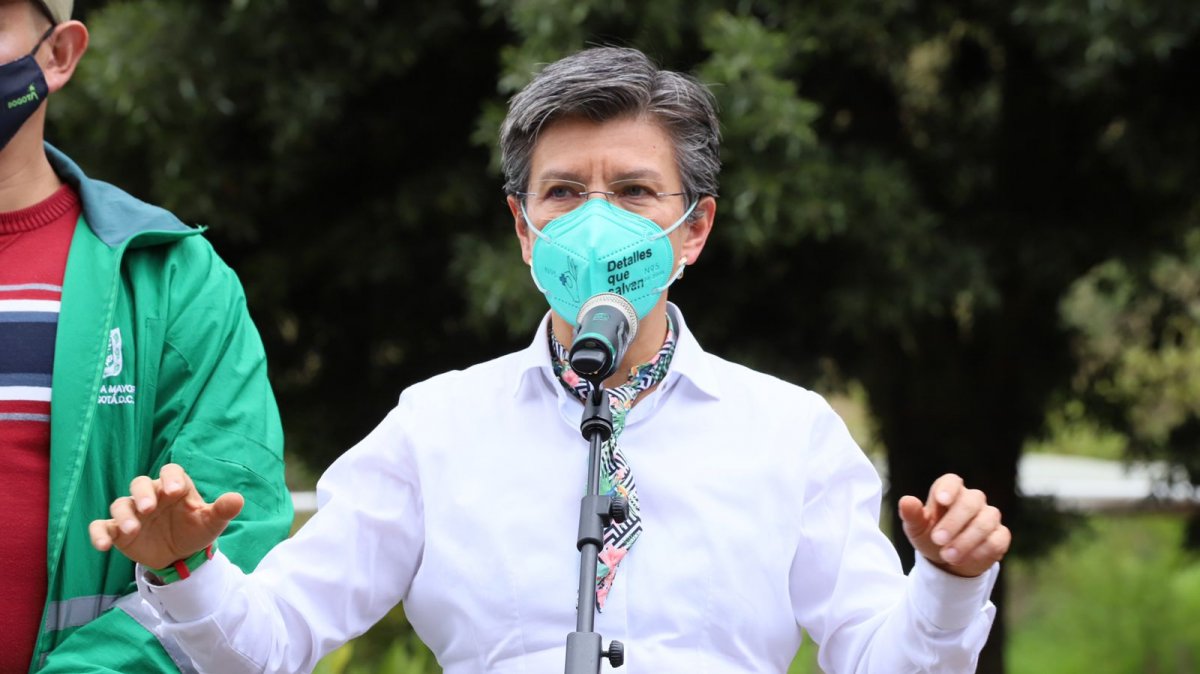 Acusan a Claudia López de participar en política Luego de conocerse la decisión del candidato del Centro Democrático, Óscar Iván Zuluaga, de no aceptar hacer parte de la coalición del Equipo Colombia, la alcaldesa de Bogotá, Claudia López, arremetió en su cuenta de Twitter contra el ex presidente Uribe y el uribismo, a quienes acusó de haber participado de 20 años de abuso y corrupción.
