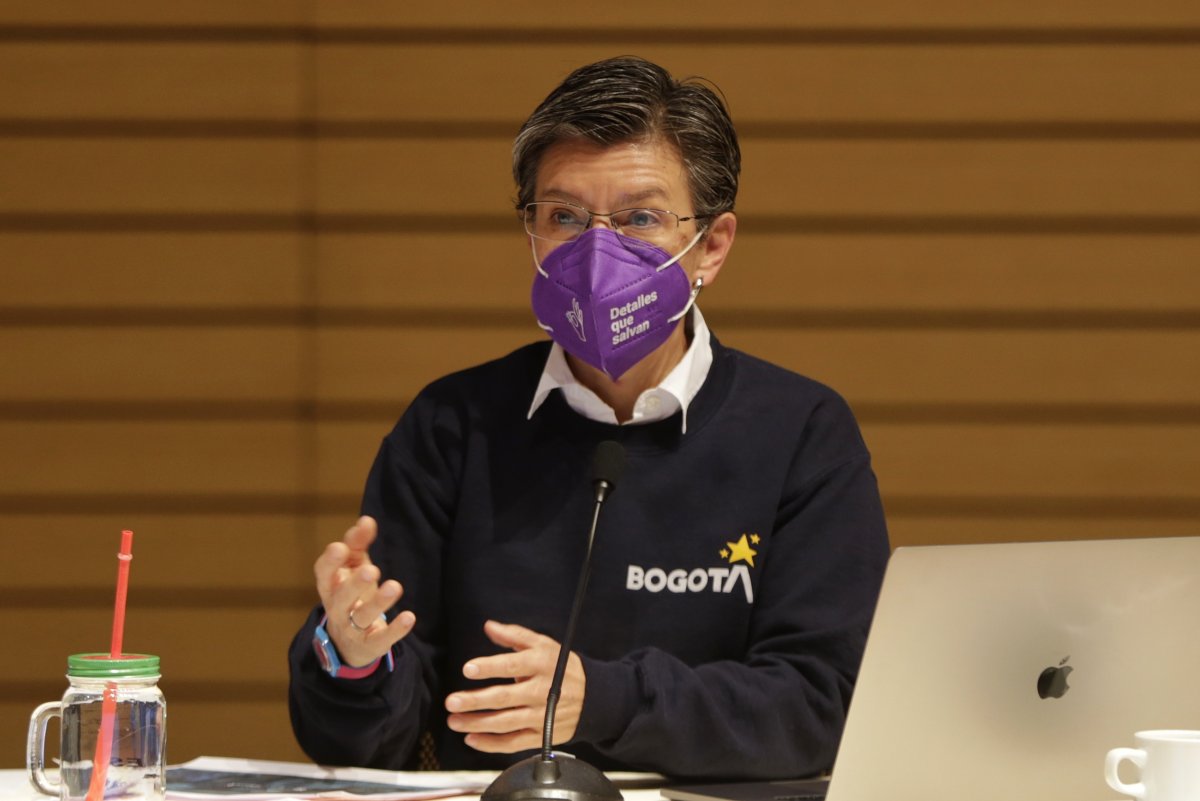 Alcaldesa mantiene medida del parrillero, pero con excepciones 1 Alcaldesa mantiene medida del parrillero, pero con excepciones Después de los numerosos bloqueos y actos de protestas hechos por el grupo de moteros en la ciudad de Bogotá, con el fin de mostrar el descontento que prohibía el parrillero entre las 7 de la noche a las 4 de la mañana, la alcaldesa Claudia López se pronunció y ratificó la continuidad de las restricciones de movilidad en la capital pero con algunas excepciones.