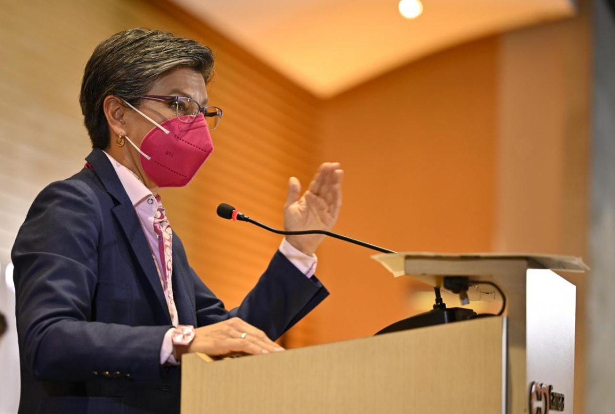 Procuraduría abre investigación contra Claudia López 1 Procuraduría abre investigación contra Claudia López En la mañana de este miércoles la Procuraduría General de la Nación abrió una investigación disciplinaria en contra de la alcaldesa mayor de Bogotá, Claudia López, por presuntamente desconocer las normas constitucionales y legales, al trinar desde su cuenta de Twitter mensajes con contenido político partidista.