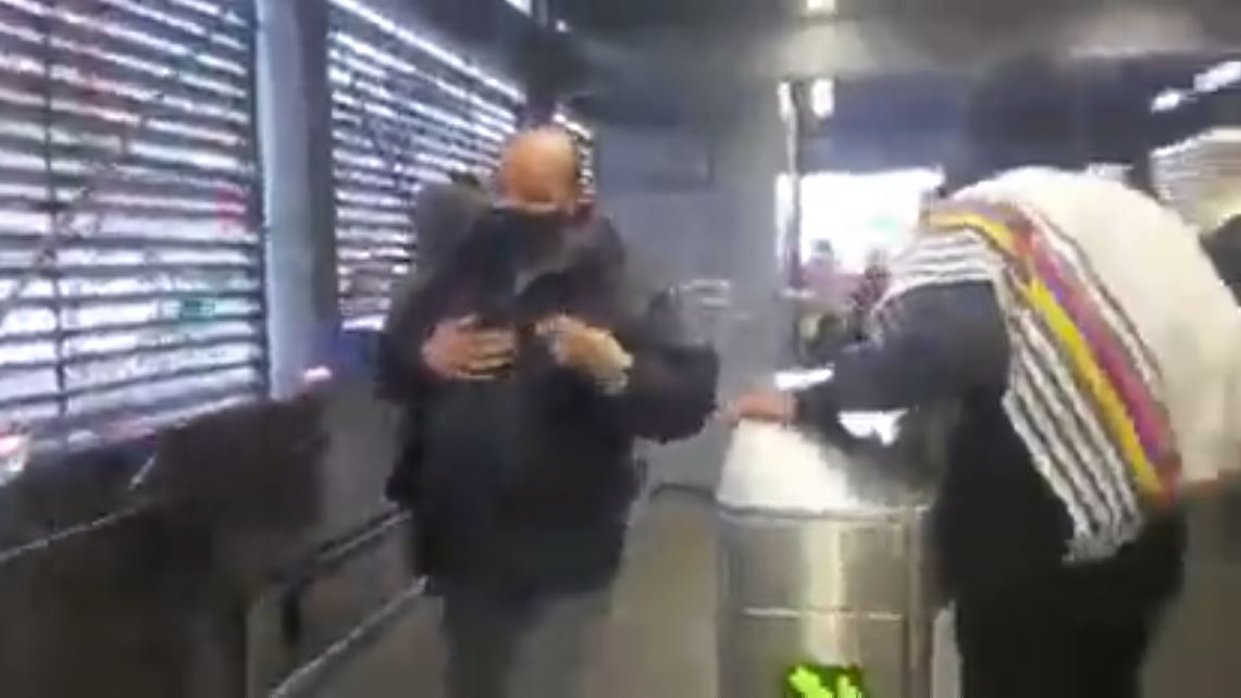 'Colatón' en TM por inconformidad con el aumento de tarifas Usuarios de TransMilenio protagonizaron desde tempranas horas de este martes protestas y una ‘colatón’ masiva en desacuerdo con el aumento de la tarifa del pasaje, pues desde hoy se cobra 2.650 pesos por pasaje, un aumento de 150 pesos respecto al costo que venía teniendo.