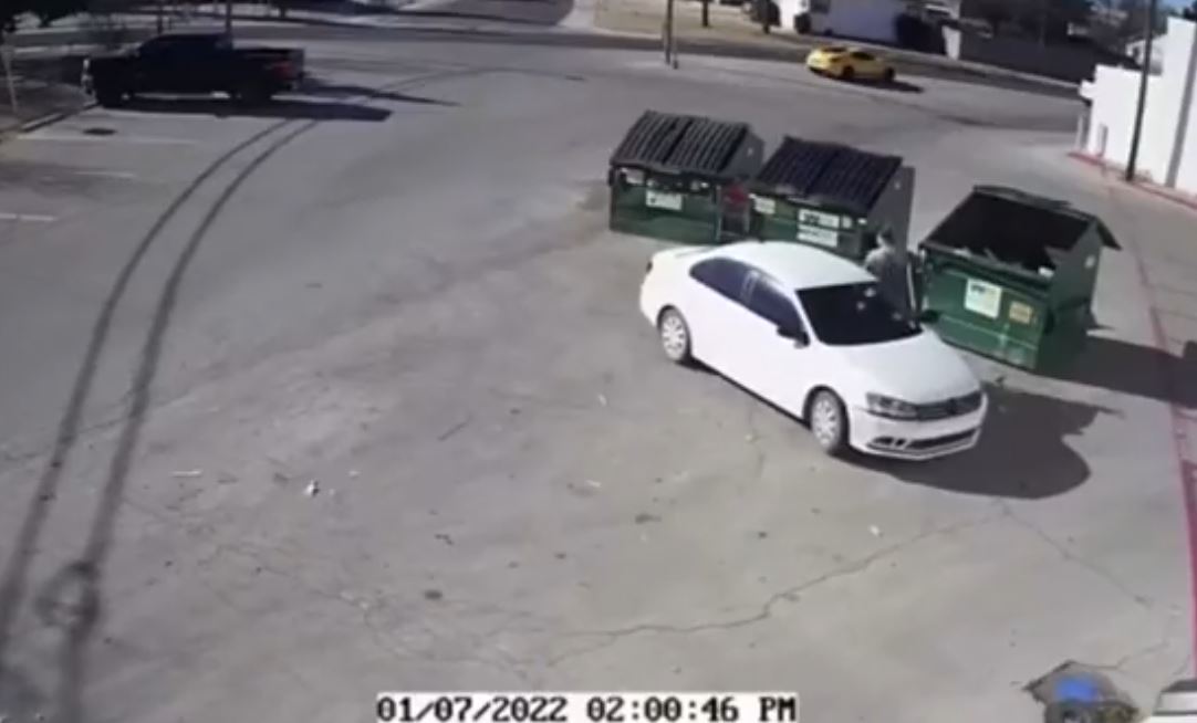 EN VIDEO: Joven arrojó a su bebé recién nacida a contenedor de basura Una cámara de seguridad en Nuevo México (Estados Unidos) captó el momento en el que una joven arroja a su bebé recién nacida a un contenedor de basura. Por fortuna, la menor fue rescatada y se encuentra fuera de peligro. Algunos han catalogado el hecho como un milagro, pues la temperatura en este lugar se encuentra en -1 grados centígrados.