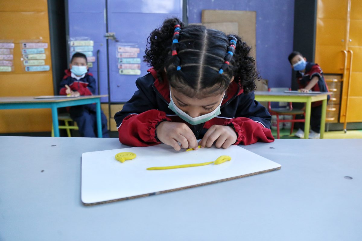 Papás, a ponerse pilas con la matrícula escolar 2 Papás, a ponerse pilas con la matrícula escolar El dolor de cabeza por estas fechas para los papás es tener un cupo para poner a los niños a estudiar.