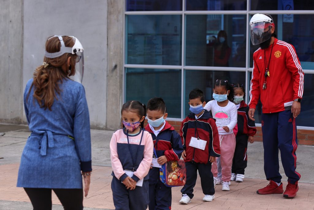 Así podrá solicitar cupo para estudiantes de primaria en colegios del Distrito 5 Así podrá solicitar cupo para estudiantes de primaria en colegios del Distrito Con el inicio del año son muchos los padres de familia que aún no saben qué harán para la educación de sus niños este año, pues todavía no cuentan con cupo escolar. Pues bien, para aquellos que creen que se van a dejar alcanzar por la cuenta regresiva del retorno a clases, la Secretaría de Educación entregó una buena noticia, y es que hay disponibilidad para básica primaria en instituciones distritales.