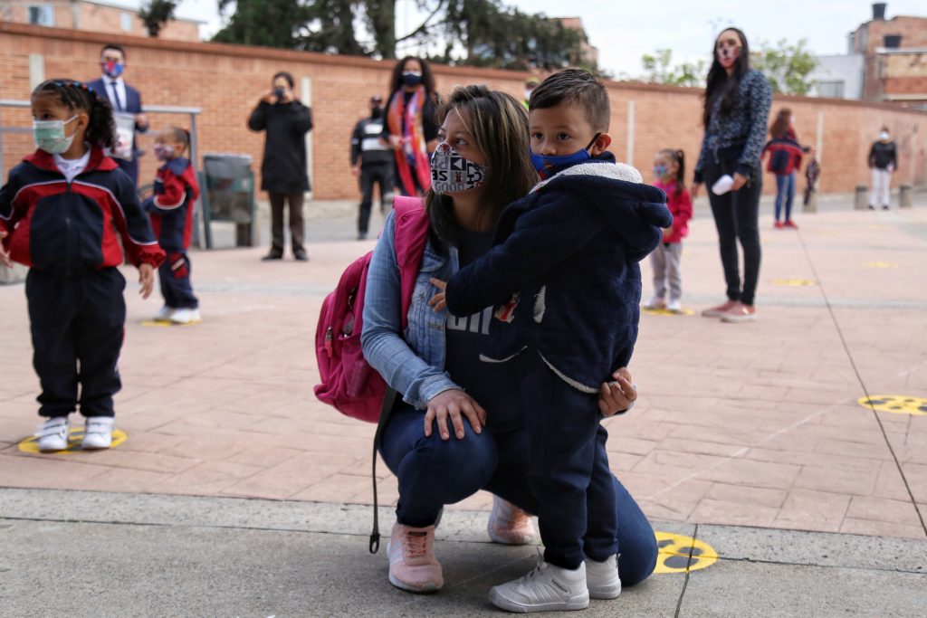 Así podrá solicitar cupo para estudiantes de primaria en colegios del Distrito Con el inicio del año son muchos los padres de familia que aún no saben qué harán para la educación de sus niños este año, pues todavía no cuentan con cupo escolar. Pues bien, para aquellos que creen que se van a dejar alcanzar por la cuenta regresiva del retorno a clases, la Secretaría de Educación entregó una buena noticia, y es que hay disponibilidad para básica primaria en instituciones distritales.