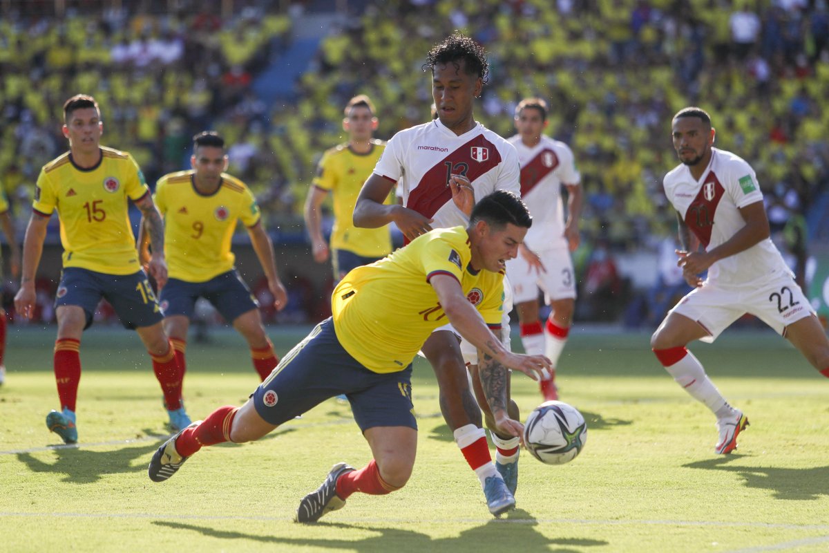 ¡Qué dolor! Colombia perdió y quedó por fuera de puestos de clasificación Una total desazón vivimos los apasionados al fútbol en Colombia, pues la selección perdió 0-1 contra Perú y quedó por fuera de los puestos de clasificación en la Eliminatoria Suramericana al Mundial Catar 2022, jugadas 15 fechas.