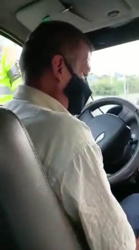 Tras engaño de concejal a conductor de Indriver, ciudadanos hicieron vaca para pagarle la multa 1 Tras engaño de concejal a conductor de Indriver, ciudadanos hicieron vaca para pagarle la multa En video quedó registrado cómo el concejal de Manizales, Julián Osorio Toro, engañándolo y haciéndole trampa exhibió a un conductor de InDriver que lo estaba transportando. El concejal, luego de utilizar el servicio por medio de engaños, llevó al conductor hacia las autoridades para exponerlo, con lo que provocó la inmovilización del automóvil que manejaba Carlos Gutiérrez, de 60 años.