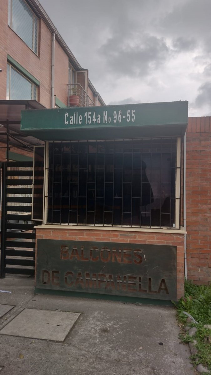 Trágico hallazgo de madre e hijo sin vida en un conjunto de Suba 2 Trágico hallazgo de madre e hijo sin vida en un conjunto de Suba Las luces rojas y azules de las patrullas inundaron el firmamento la noche de este lunes en un conjunto residencial de la localidad de Suba. Las sospechas de una angustiada familiar que no sabía del paradero de su hija y nieto la llevó a buscar ayuda de la policía. Con patrullas y permiso del conjunto, las autoridades procedieron a entrar a una de las casas.