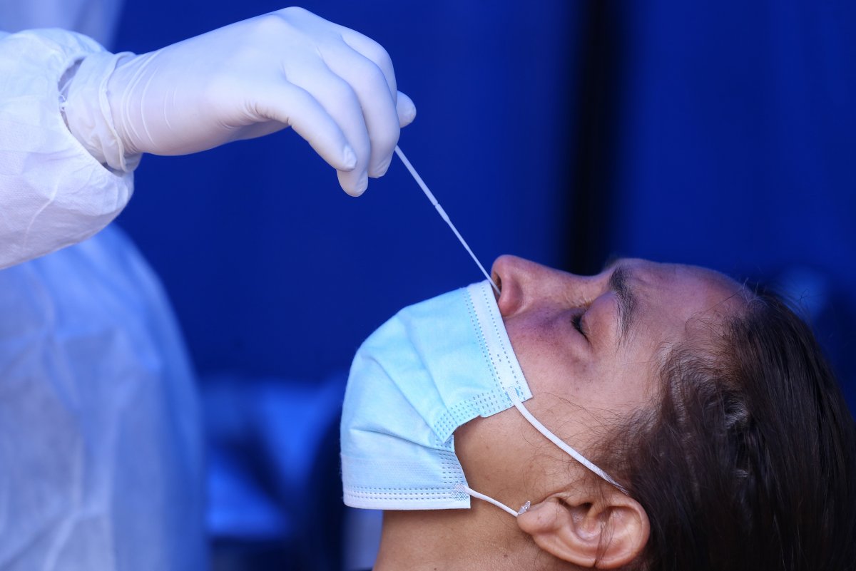 95% de los casos de COVID-19 en el país son por Ómicron El Instituto Nacional de Salud (INS) confirmó este viernes que la variante Ómicron del COVID-19 es dominante en Colombia, lo que quiere decir que la mayoría de los casos registrados en el país son producidos por este linaje.