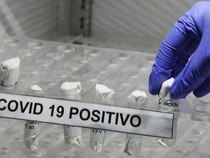 Así va el cuarto pico de la pandemia en Colombia El COVID-19 sigue en aumento en Colombia tras haberse multiplicado en cuestión de días los casos nuevos, relacionados con el aumento de interacciones sociales durante las festividades de Navidad y Año Nuevo y la circulación de la nueva variante Ómicron, que ya es dominante con apenas tres semanas de haberse detectado en el país.