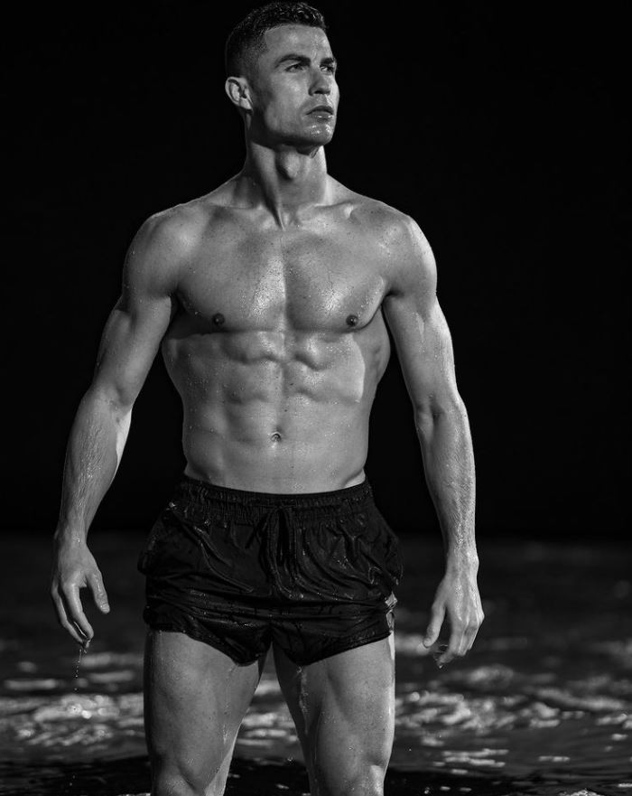 La millonaria suma que cobra CR7 por un post en Instagram Cristiano Ronaldo no solo es reconocido por su talento para el fútbol, que lo ha convertido en uno de los mejores jugadores de la historia, sino porque es una auténtica máquina de hacer dinero.
